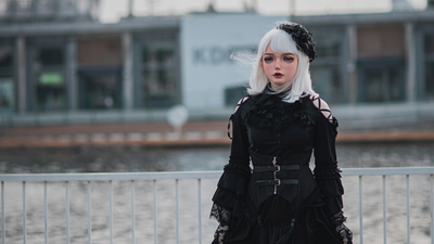 Die Gothic-Weste als Element des Dark-Academia-Stils